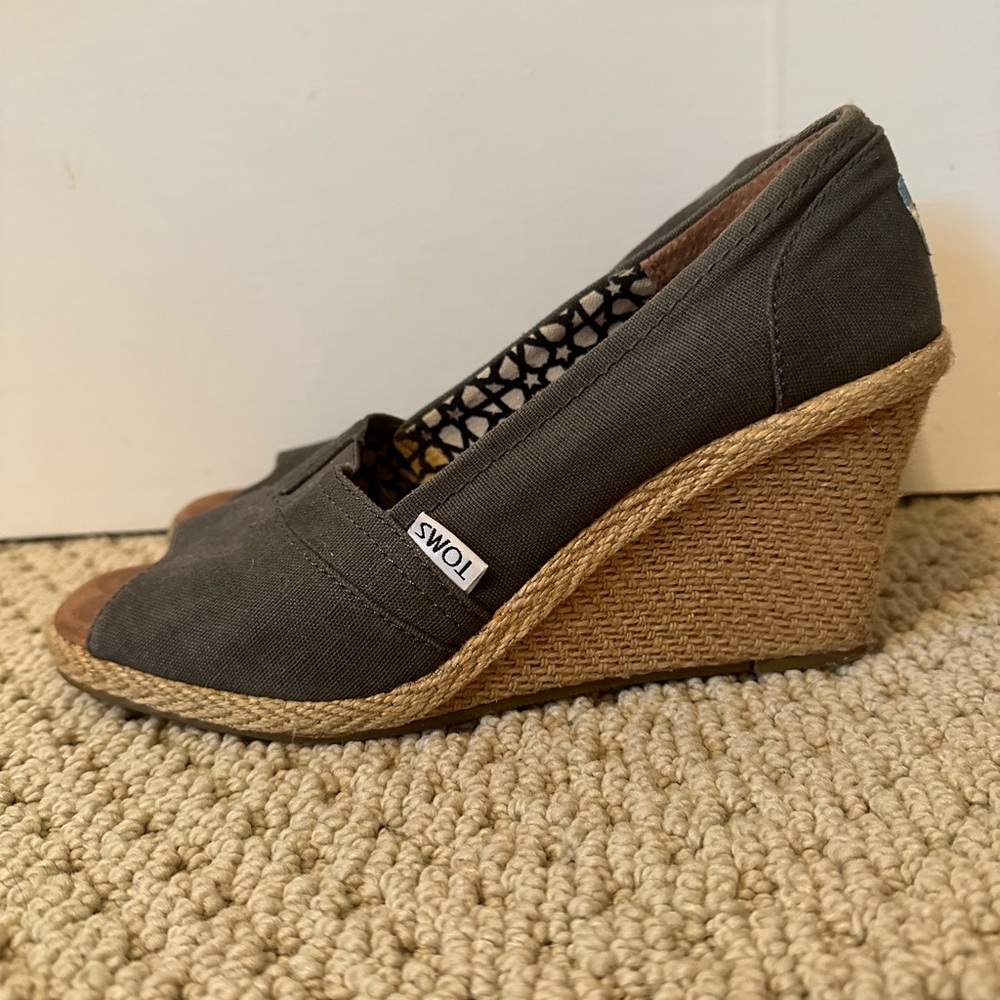 🍒 Tom's Calypso Grey Canvas Peep Wedge Heels Size 8 - Picture 2 of 5